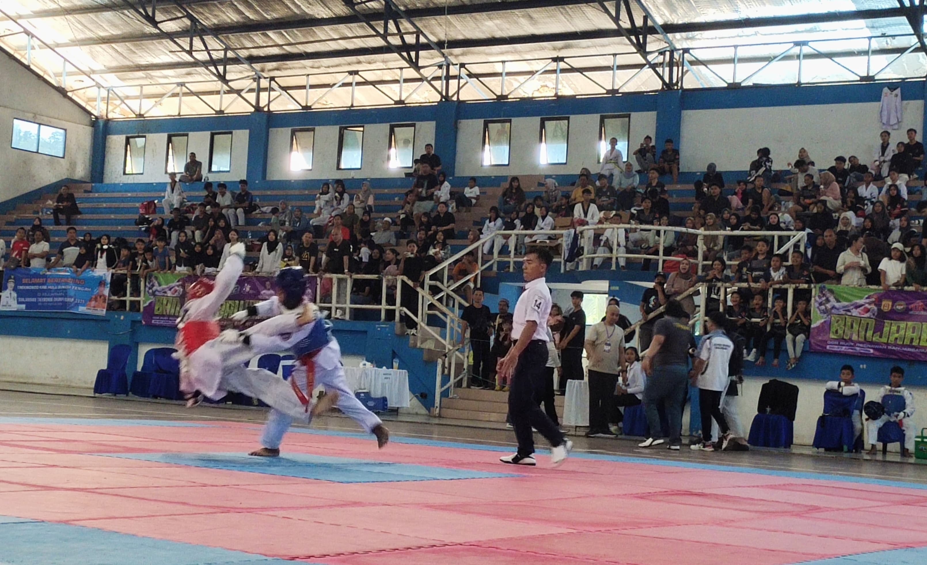SENGIT: Dua atlet beradu teknik dalam kategori Kyorugi (fight) pada Banjarbaru Taekwondo Championship (BTC) ke-9 di GOR Rudy Resnawan, Sabtu (26/4). (Bayu/Radar Banjarmasin)