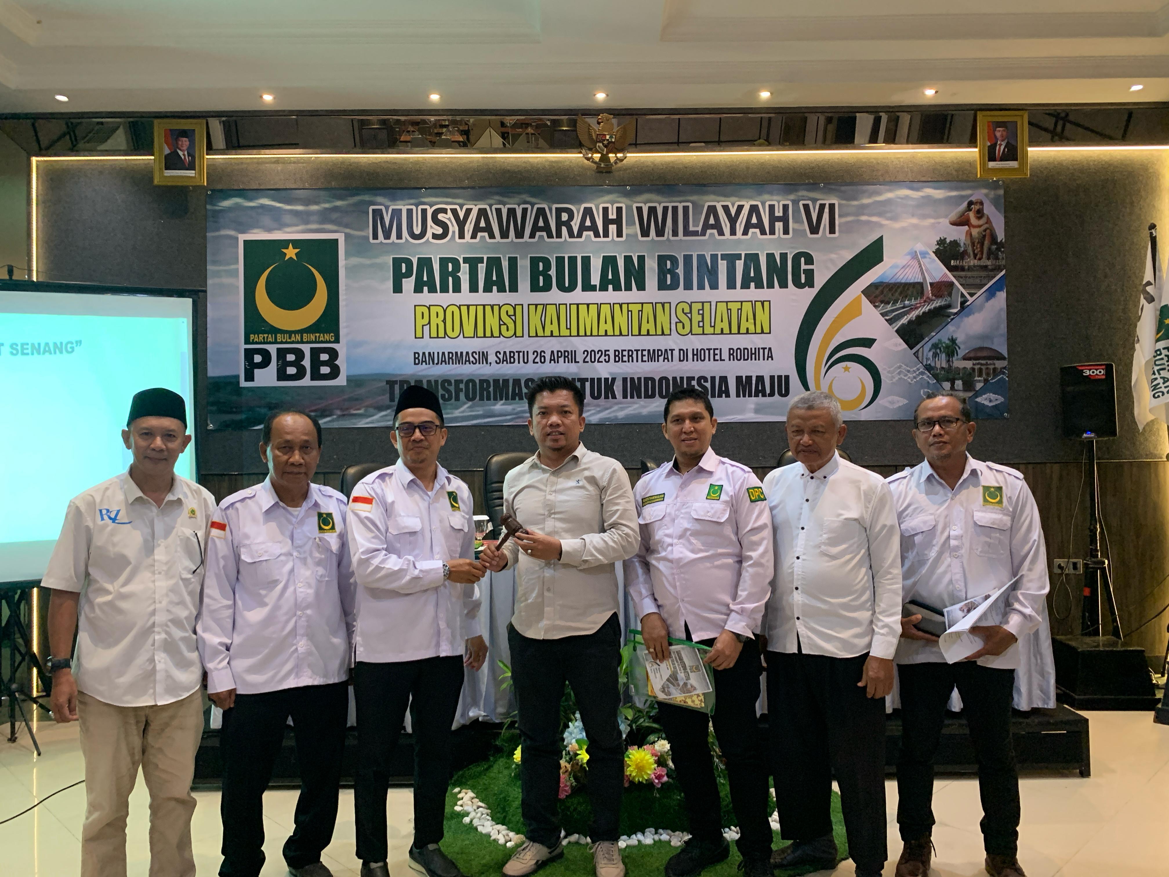 SIDANG: Pimpinan sidang sementara Muswil IV PBB Kalsel, Muhammad Subhan (kiri) menyerahkan palu kepada pimpinan sidang Muswil IV, Mustakim (Ketua DPC PBB Kotabaru).(Herman untuk Radar Banjarmasin)