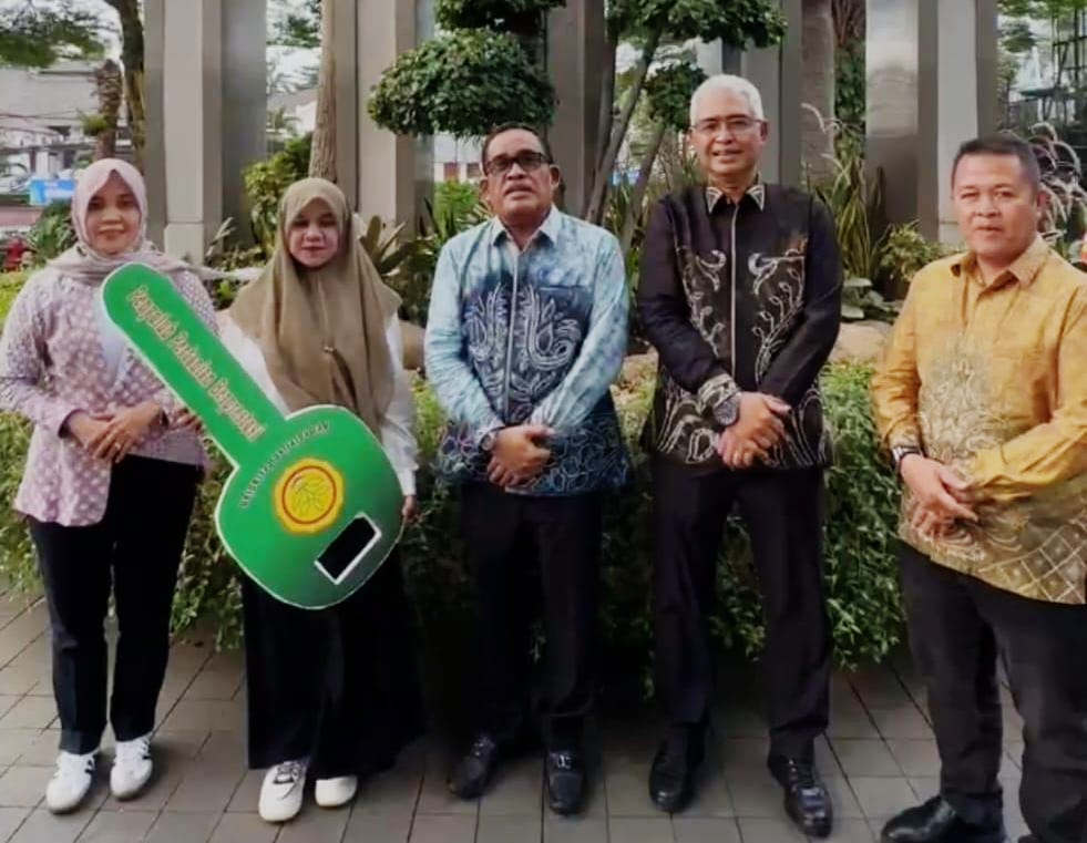 MOMEN:Widya Dewi, PPL asal HSU meraih penghargaan Mentan RI saat ditemui Bupati HSU H Sahrujani dan Wabup Hero Setiawan serta Sekda Adi Lesmana di halaman Kementan RI di Jaksel, Sabtu (26/4/2025).