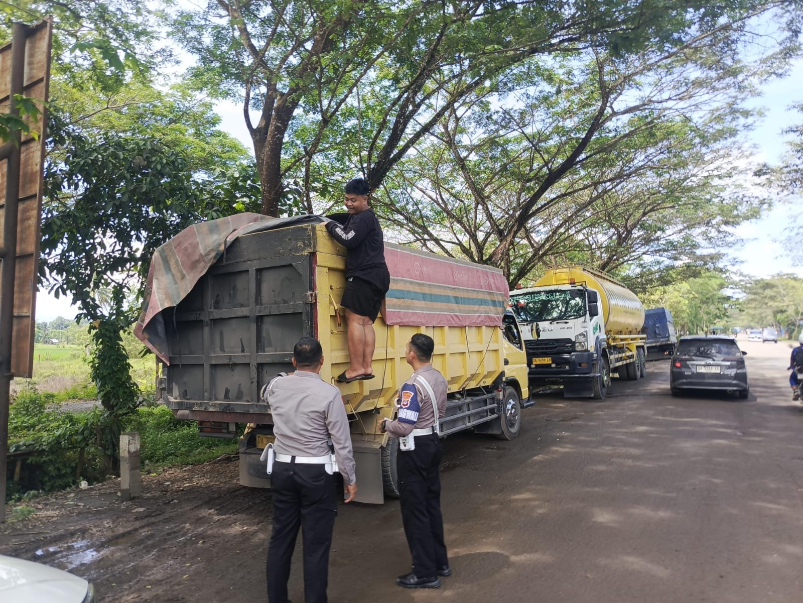 Satlantas Polres HST menggelar razia truk di Jalan Lingkar Kapar-Walangsi, Jumat (25/4/2025).