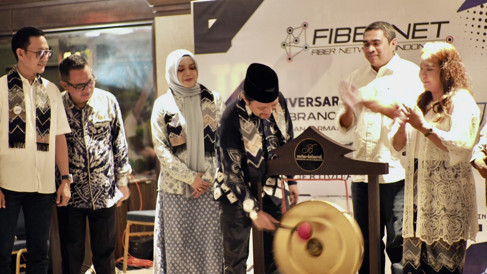 RESMIKAN: Wakil Gubernur Kalimantan Selatan Hasnuryadi Sulaiman saat meresmikan peluncuran Fiber TV dengan pemukulan gong sebagai tanda dimulainya era baru layanan hiburan Fibernet.