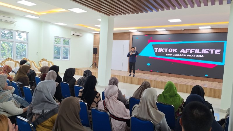PELATIHAN: Seratus pedagang mengikuti pelatihan yang digagas Perumda Pasar Baiman di Sekber Khatib Dayan, Sabtu (26/4).