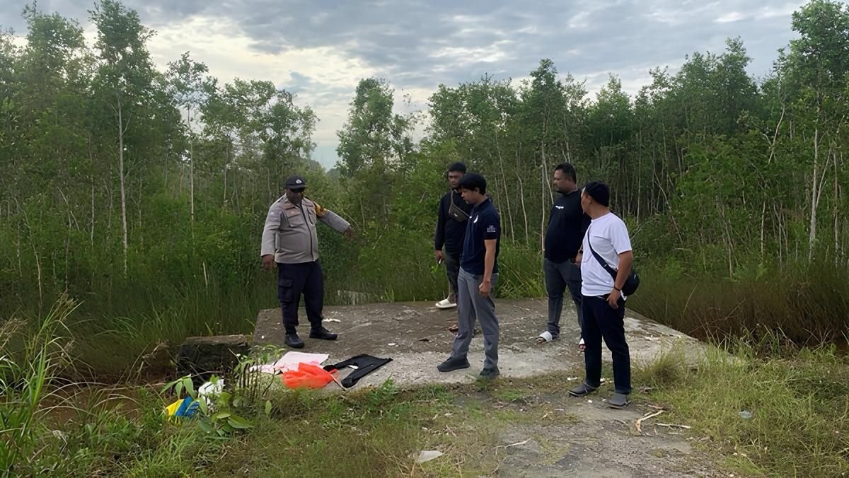 OLAH TKP: Tim Inafis Polres Tanah Bumbu melakukan olah TKP penemuan jasad bayi di parit Jalan Arjuna, Kelurahan Batulicin. (Foto: Tim Inafis Polres Tanah Bumbu untuk Radar Banjarmasin)