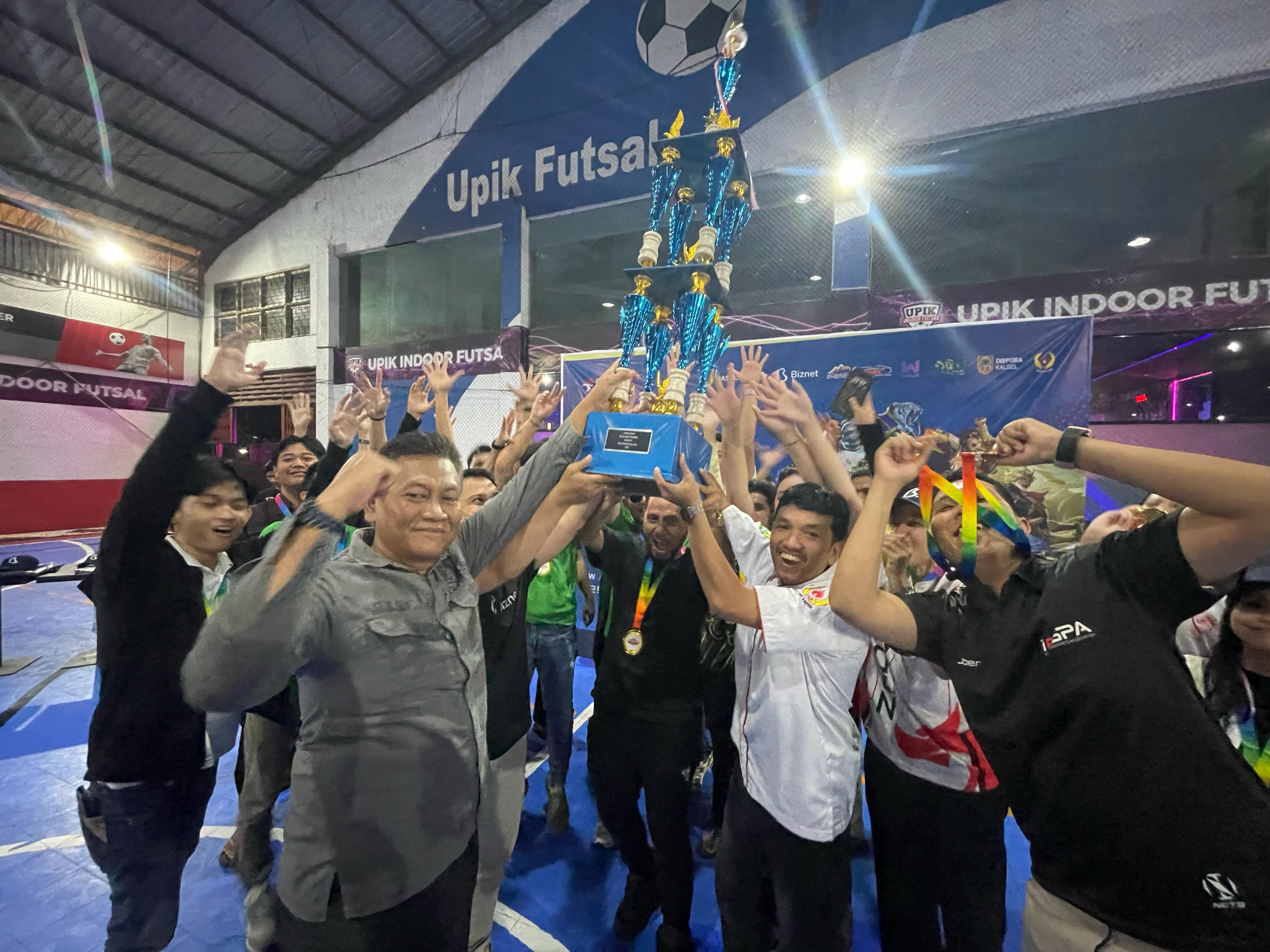 Angkat trofi