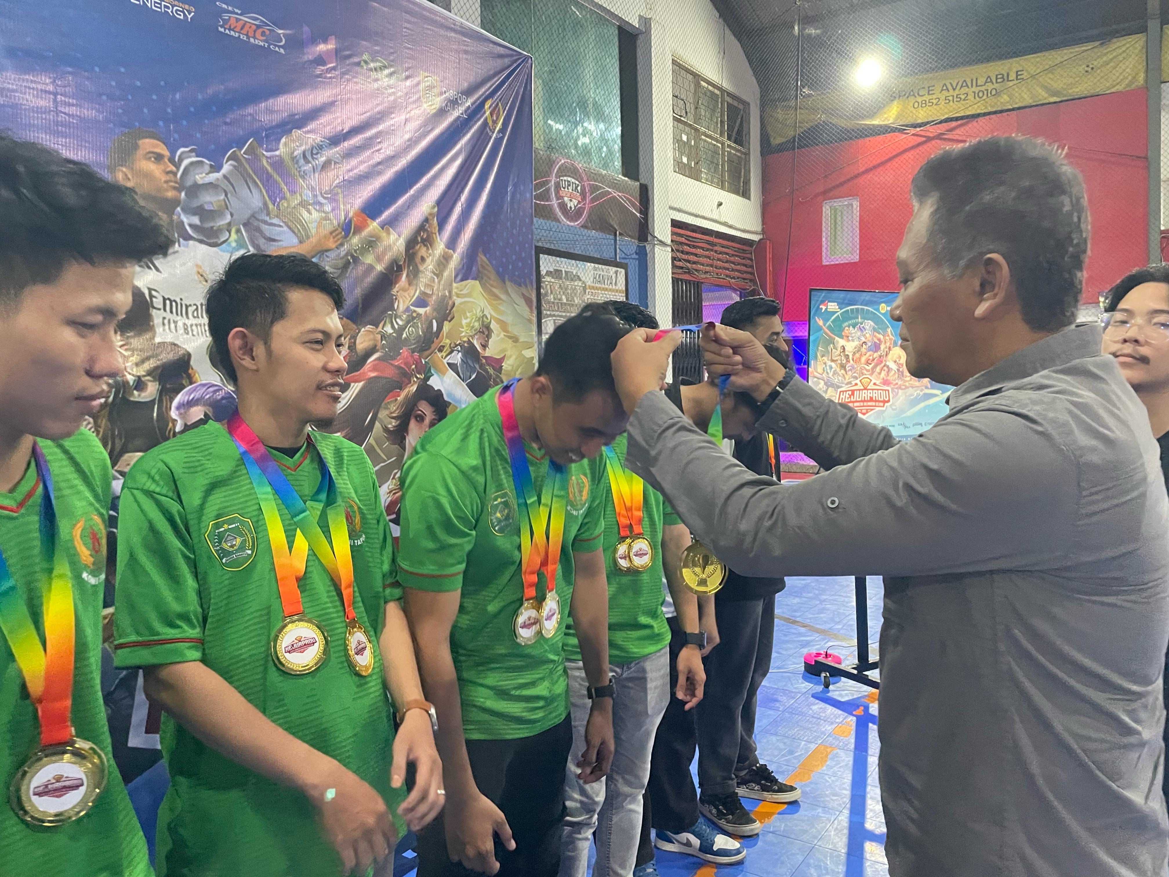 Penyerahan medali kepada atlet Esports Kejurprov Kalsel 2025 di Upik Futsal Banjarmasin, Minggu malam (27/4/2025). Tapin keluar sebagai juara umum dengan raihan 9 medali emas. (dok ESI Kalsel)