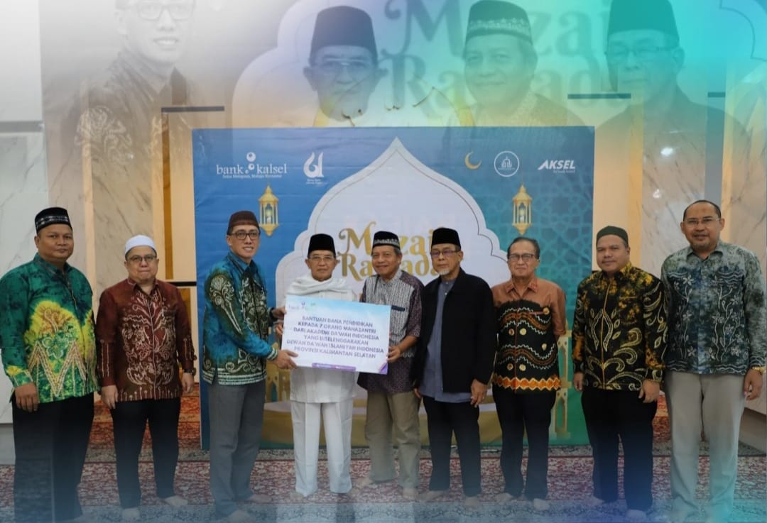KOMITMEN: Penyerahan bantuan untuk pendidikan generasi Muda Islam secara simbolis dari Bank Kalsel.(Foto:Bank Kalsel untuk Radar Banjarmasin)