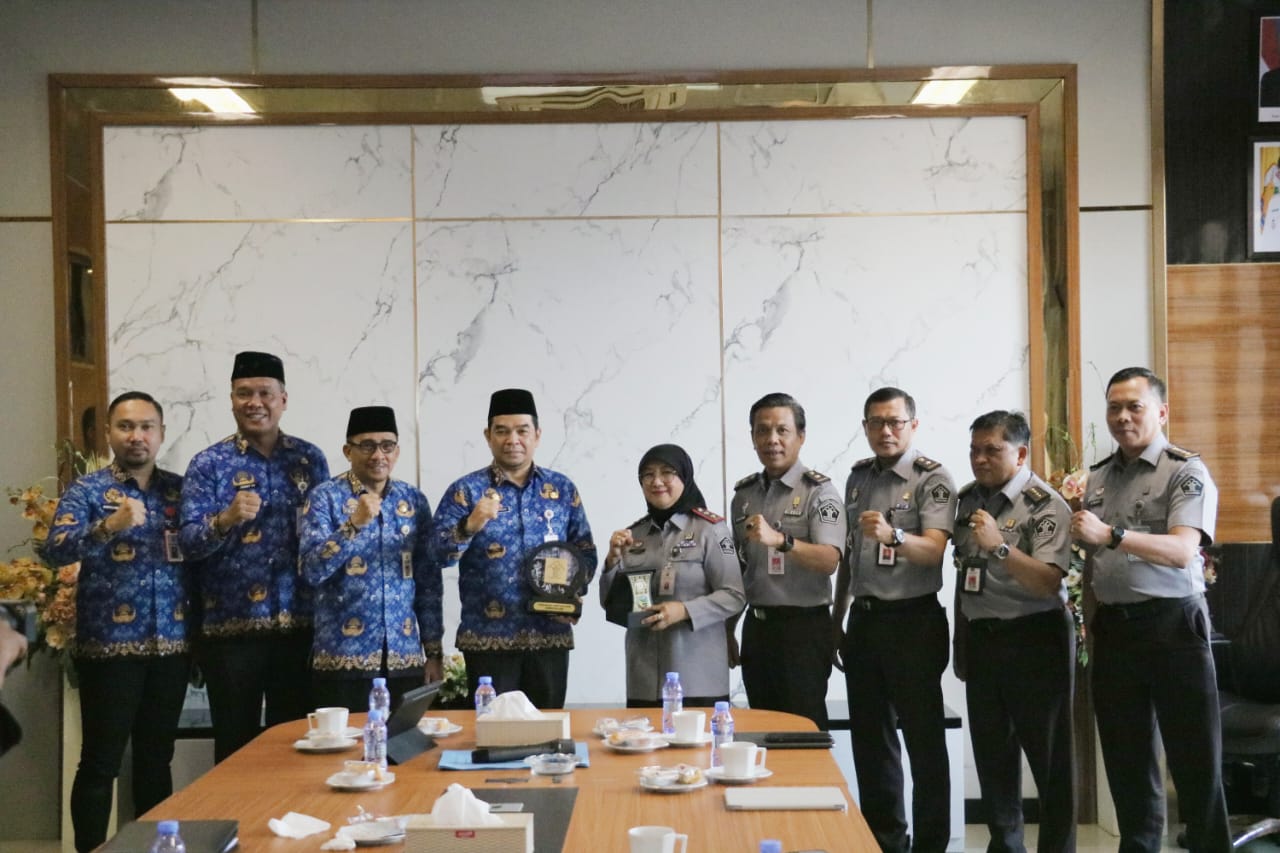 AUDIENSI:Jajaran Kanwil Kemenkum Kalsel audiensi bersama Pemkab Kotabaru di Ruang Rapat Kantor Bupati Kotabaru, Senin (28/4/2025).(Foto:Kanwil Kemenkum Kalsel)
