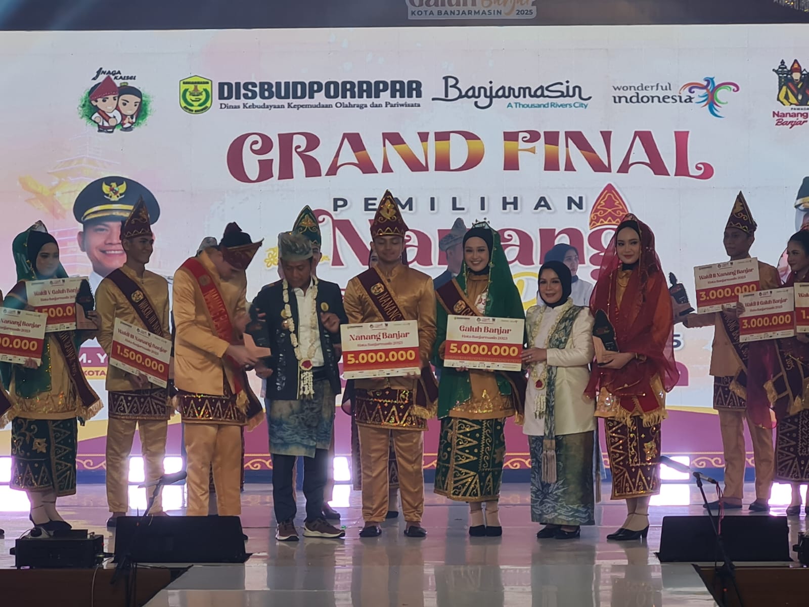 TERPILIH: Riyadh dan Nur Kumala Hayati terpilih sebagai Nanang Galuh Banjar di Grand Palace Banjarmasin, tadi malam.