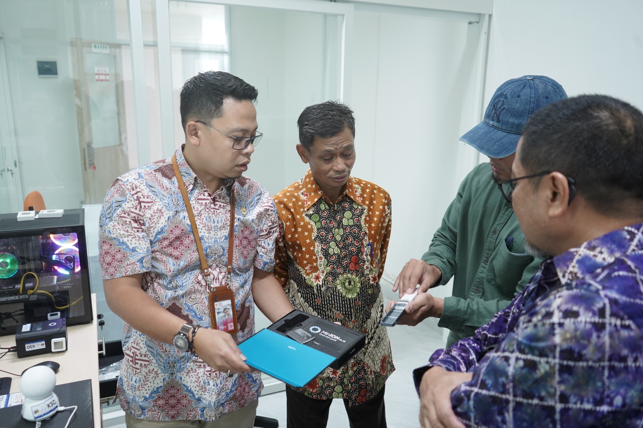 ///BERKELILING: Rektor ULM Prof Ahmad mendampingi Anggota KAN meninjau Laboratorium Terpadu ULM.