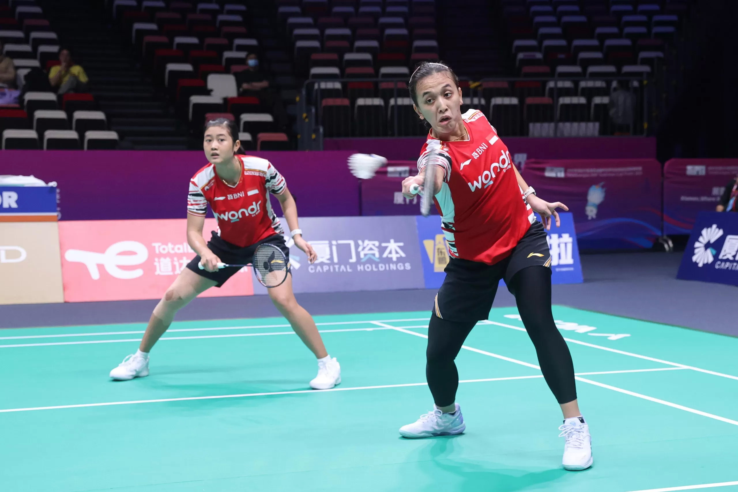 DEBUT: Ana/Tiwi berhasil menyumbang poin untuk tim Indonesia saat debut Piala Sudirman 2025 melawan Inggris.