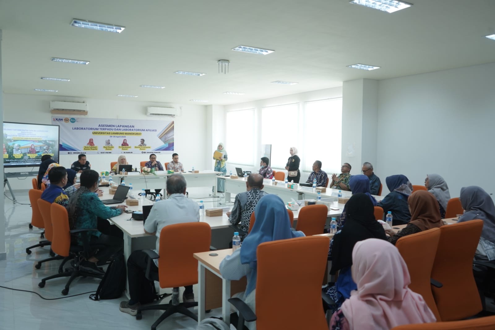 PERKENALAN: Ketua Asesor dari Komite Akreditasi Nasional (KAN) Susy Lahtiani memperkenalkan anggotanya yang akan melakukan penilaian.