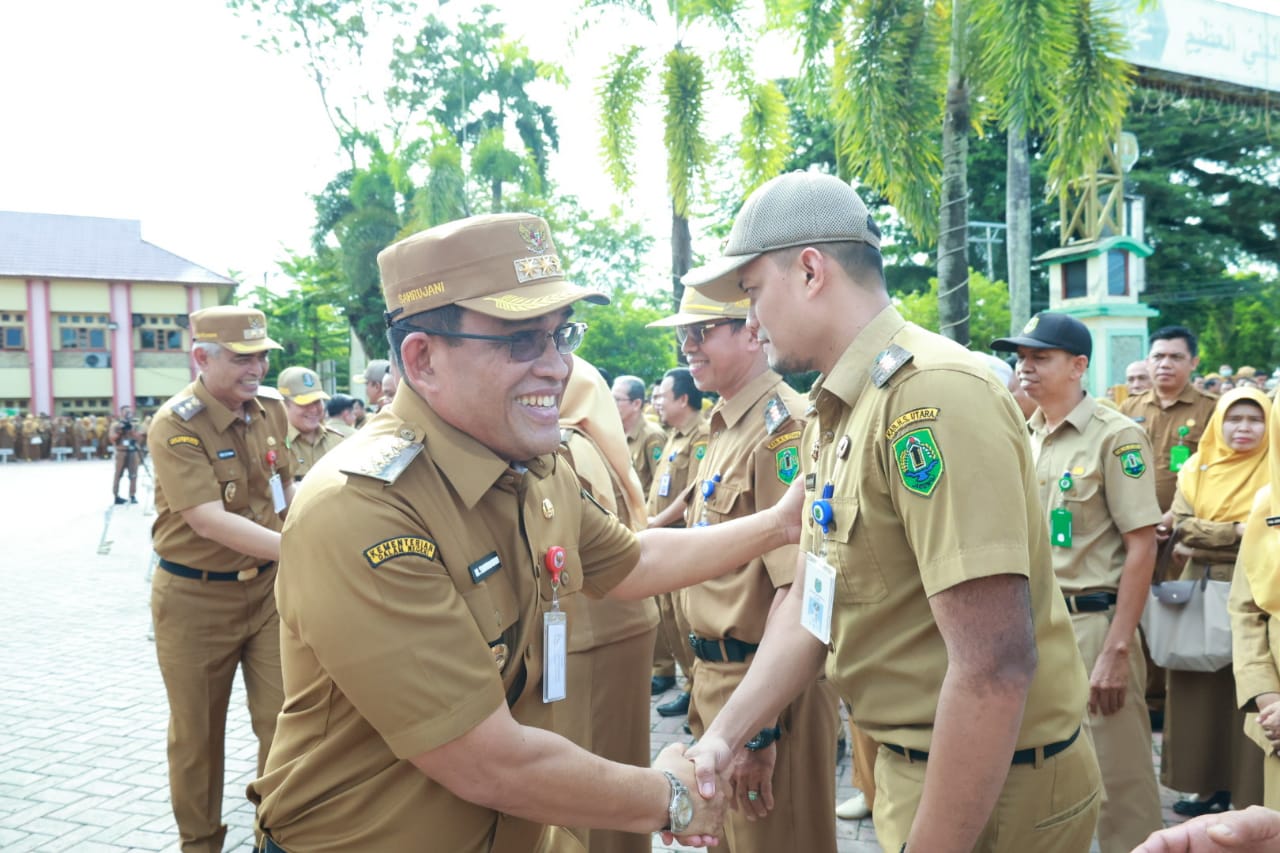 PROFESI: Pegawai dilingkungan Pemkab HSU, saat salaman dengan Bupati HSU H Sahrujani, usai apel pagi gabungan di halaman Pemkab HSU. (Foto: M.Akbar)