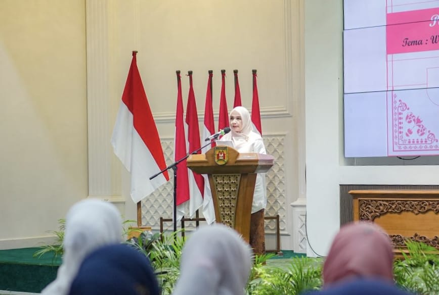SAMBUTAN:Penasehat DWP Banjarbaru, Elysa Resturini Subhan Nor Yaumil menyampaikan sambutan dalam acara peragaan busana kebaya memperingati Hari Kartini 2025 di Aula Gawi Sabarataan, Senin (28/4/2025).