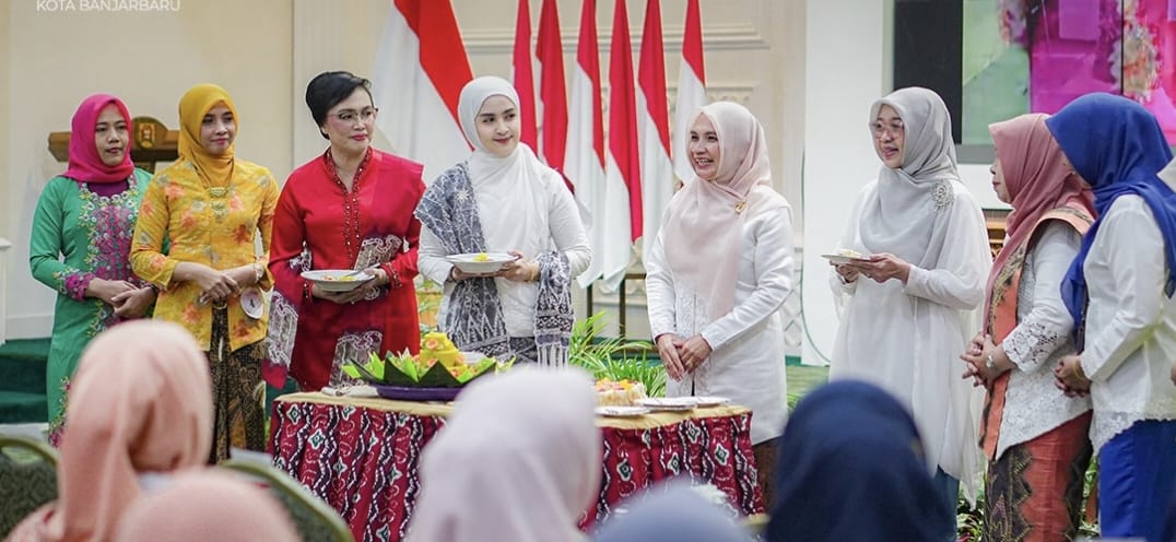 CERIA:Penasehat DWP Banjarbaru, Elysa Resturini Subhan Nor Yaumil bersama para anggota dan undangan mengikuti prosesi potong tumpeng Hari Kartini 2025 di Aula Gawi Sabarataan, Senin (28/4/2025).
