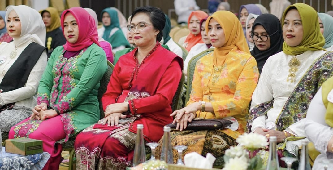 ANGGUN:Anggota DWP Banjarbaru dan para tamu tampil anggun dalam balutan kebaya saat menghadiri peringatan Hari Kartini 2025 di Aula Gawi Sabarataan, Senin (28/4).