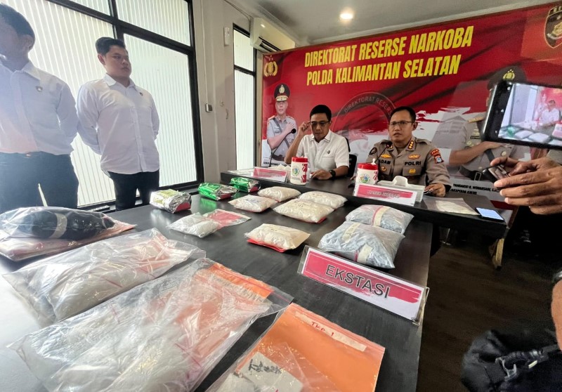 EKSPOSE KASUS: Direktorat Reserse Narkoba Polda Kalsel memperlihatkan jaringan narkoba lintas Kalimantan dan Sulawesi beserta barang buktinya, kemarin.