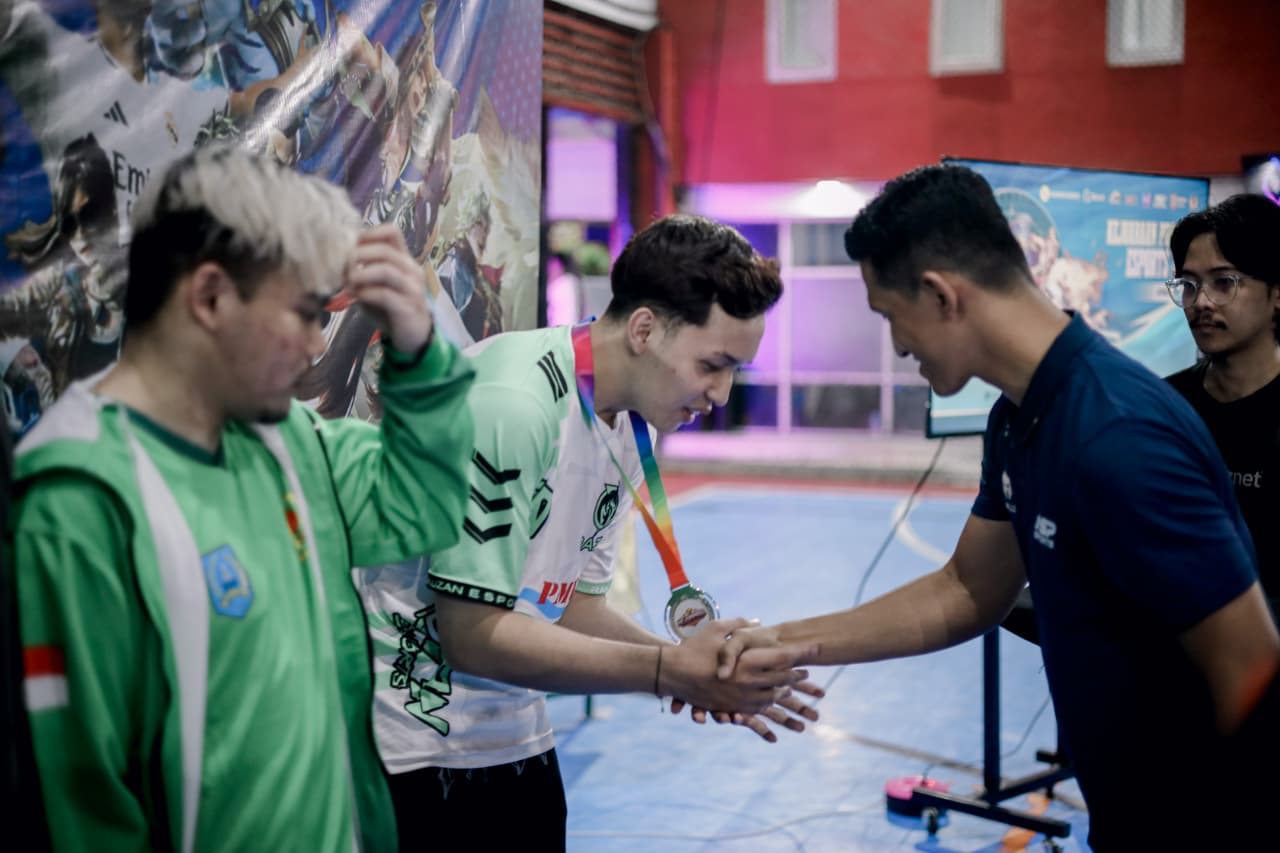 PRESTASI: Atlet tim Esport HSU dari Cabor E-Football saat pengalungan medali di Kejurprov Esport Kalsel di Kota Banjarmasin. (Foto: Istimewa)