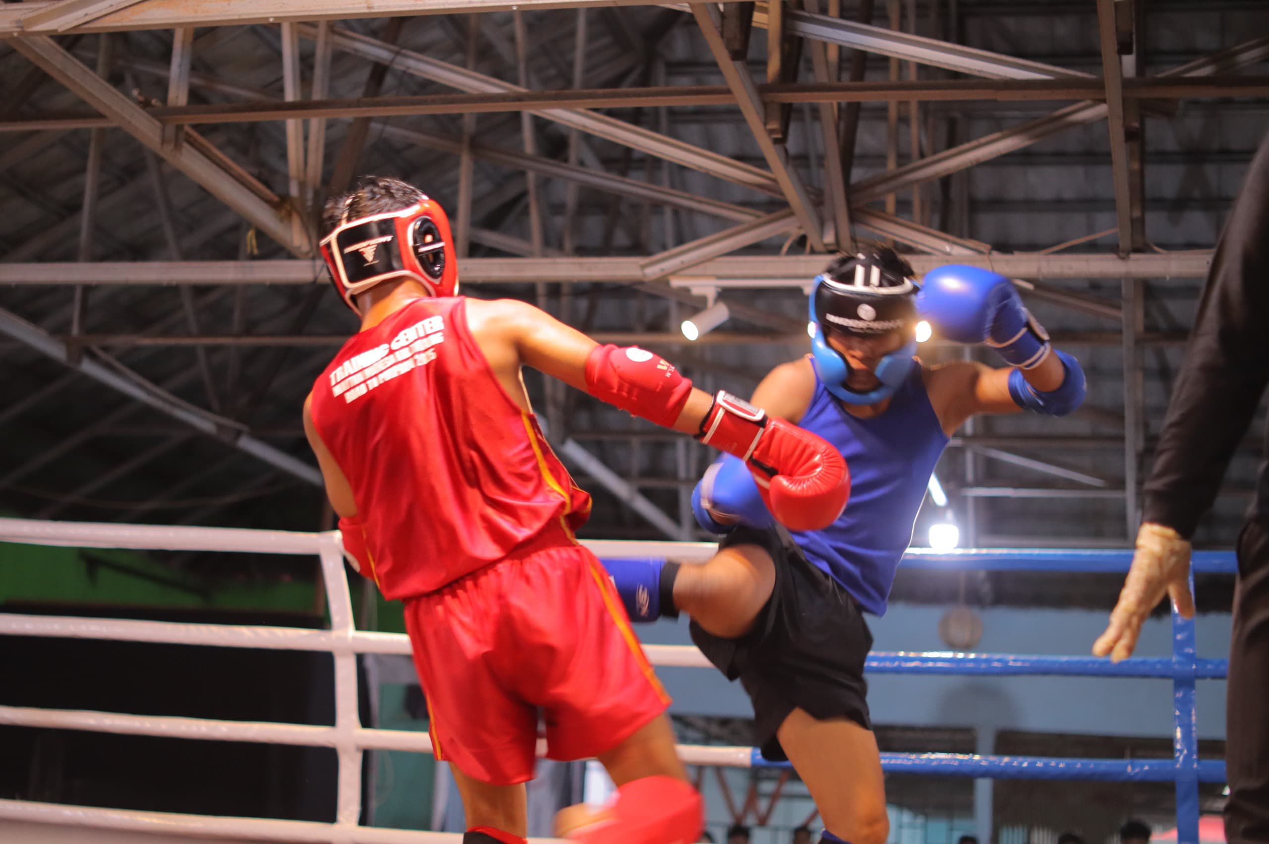 BERTARUNG: Para atlet Muaythai asal Tabalong saat bertarung di ring pada Kejurprov Kalsel.