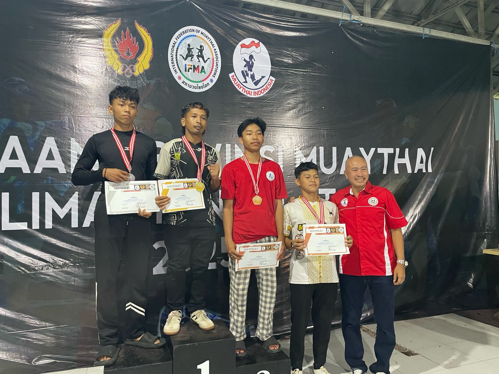 JUARA UMUM: Banjarmasin keluar sebagai juara umum Kejurprov Muaythai Kalsel 2025.