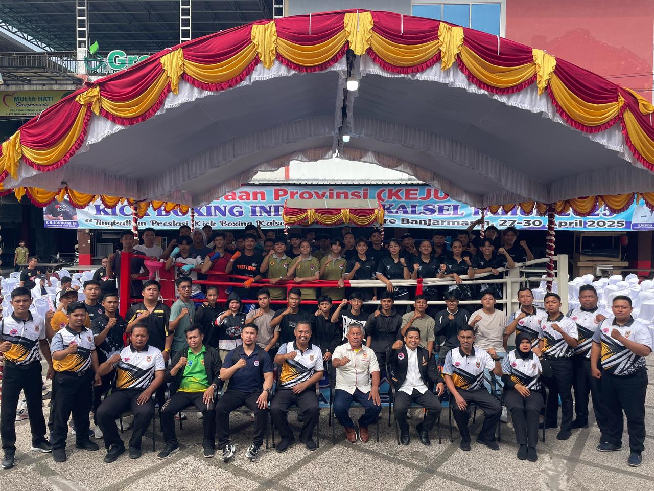 KEJURPROV: Perwakilan KONI Kalsel, Hermanto Ginting membuka Kejurprov Kick Boxing Kalsel 2025 di Taher Square, Banjarmasin, Senin (28/4/2025).