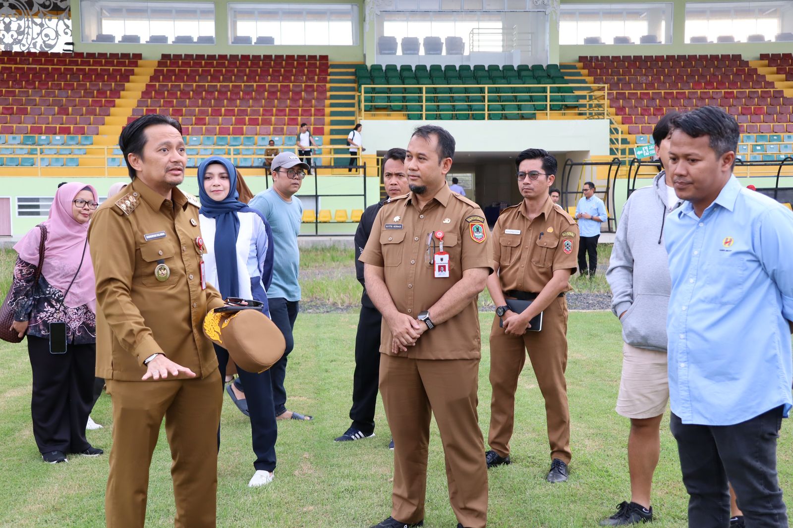 MENINJAU: Wakil Gubernur Kalsel, Hasnuryadi Sulaiman, bersama rombongan meninjau kondisi Stadion 17 Mei Banjarmasin, Senin (28/4/2025).