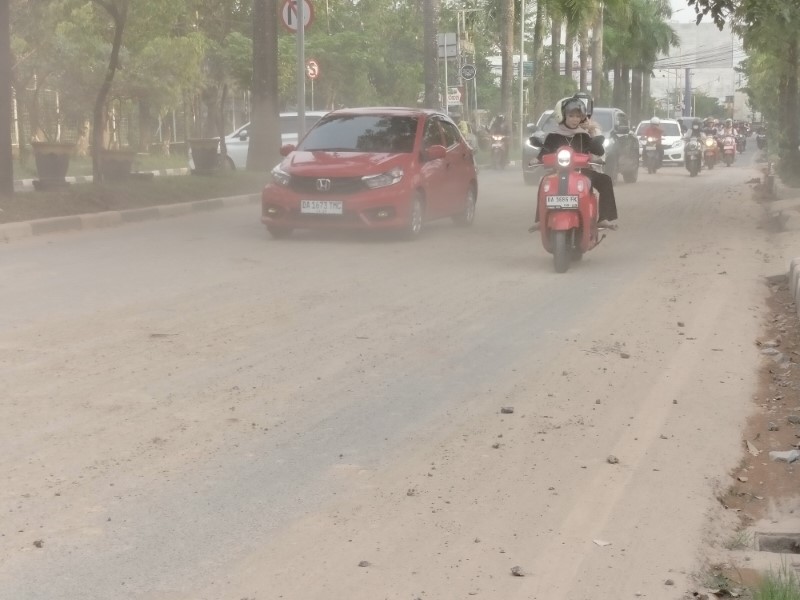 BERDEBU: Tanah uruk dari proyek milik Mahkamah Agung berceceran dan mengotori Jalan Hasan Basry.