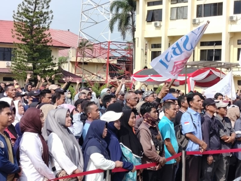 BERKUMPUL: Para buruh menghadiri beragam kegiatan yang digelar Polda Kalsel dalam rangka Hari Buruh di halaman Polresta Banjarmasin.