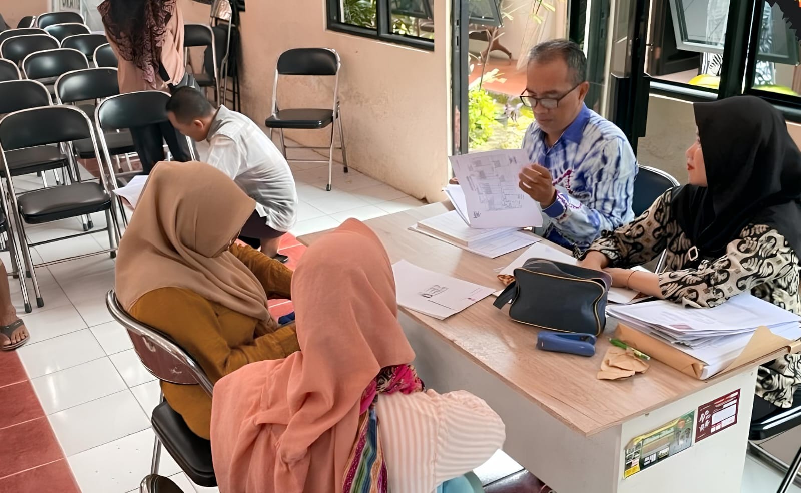 JEMPUT BOLA: Petugas Disdukcapil Banjarbaru melayani warga saat Jebol Siskamling di Kantor Kelurahan Landasan Ulin Utara, belum lama tadi. (Disdukcapil Banjarbaru)