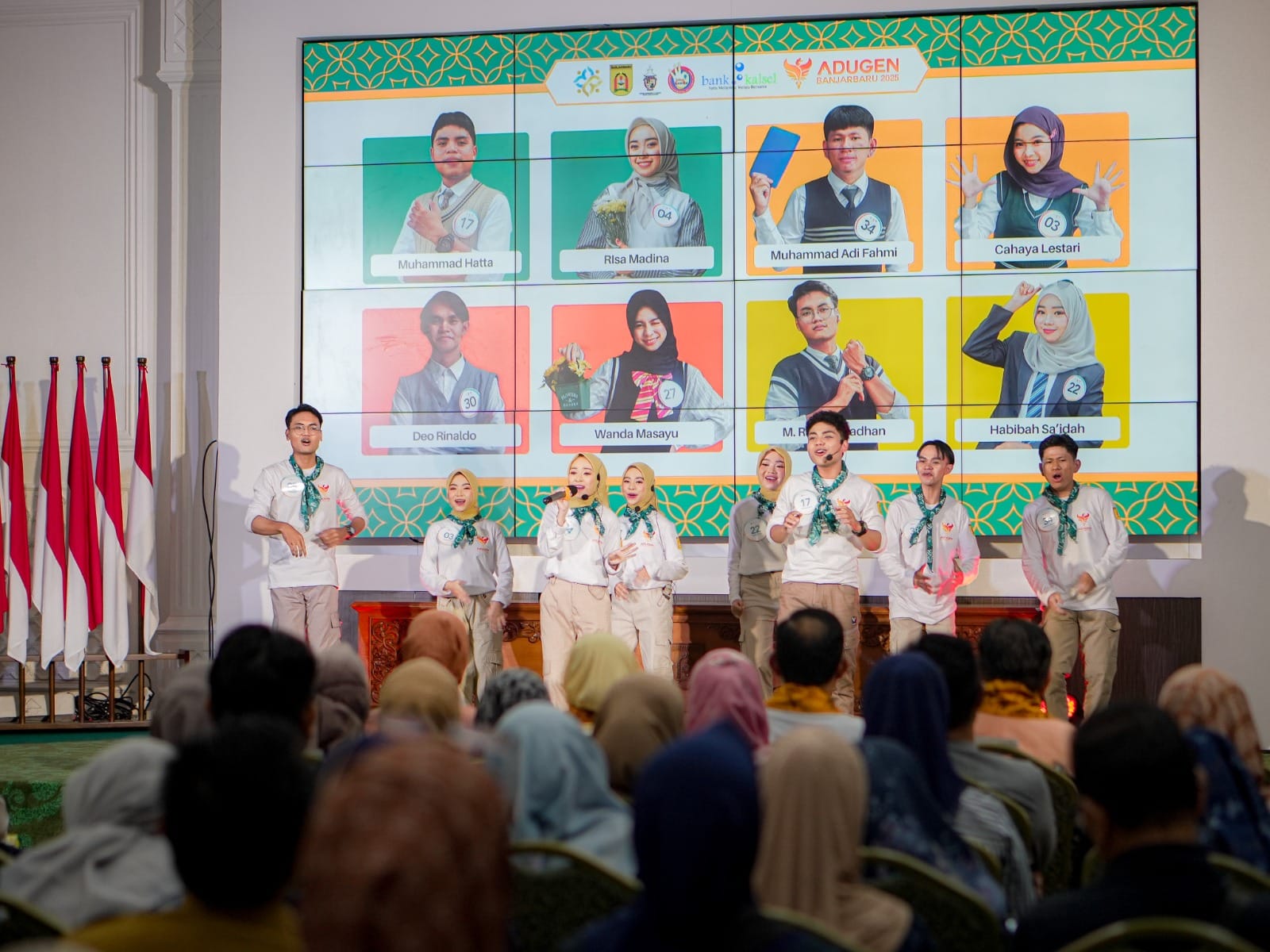TAMPIL:Aksi delapan finalis Duta Genre Kota Banjarbaru saat pembukaan acara di Aula Gawi Sabarataan Pemko Banjarbaru, Selasa (29/4/2025).(Foto:Media center Banjarbaru)