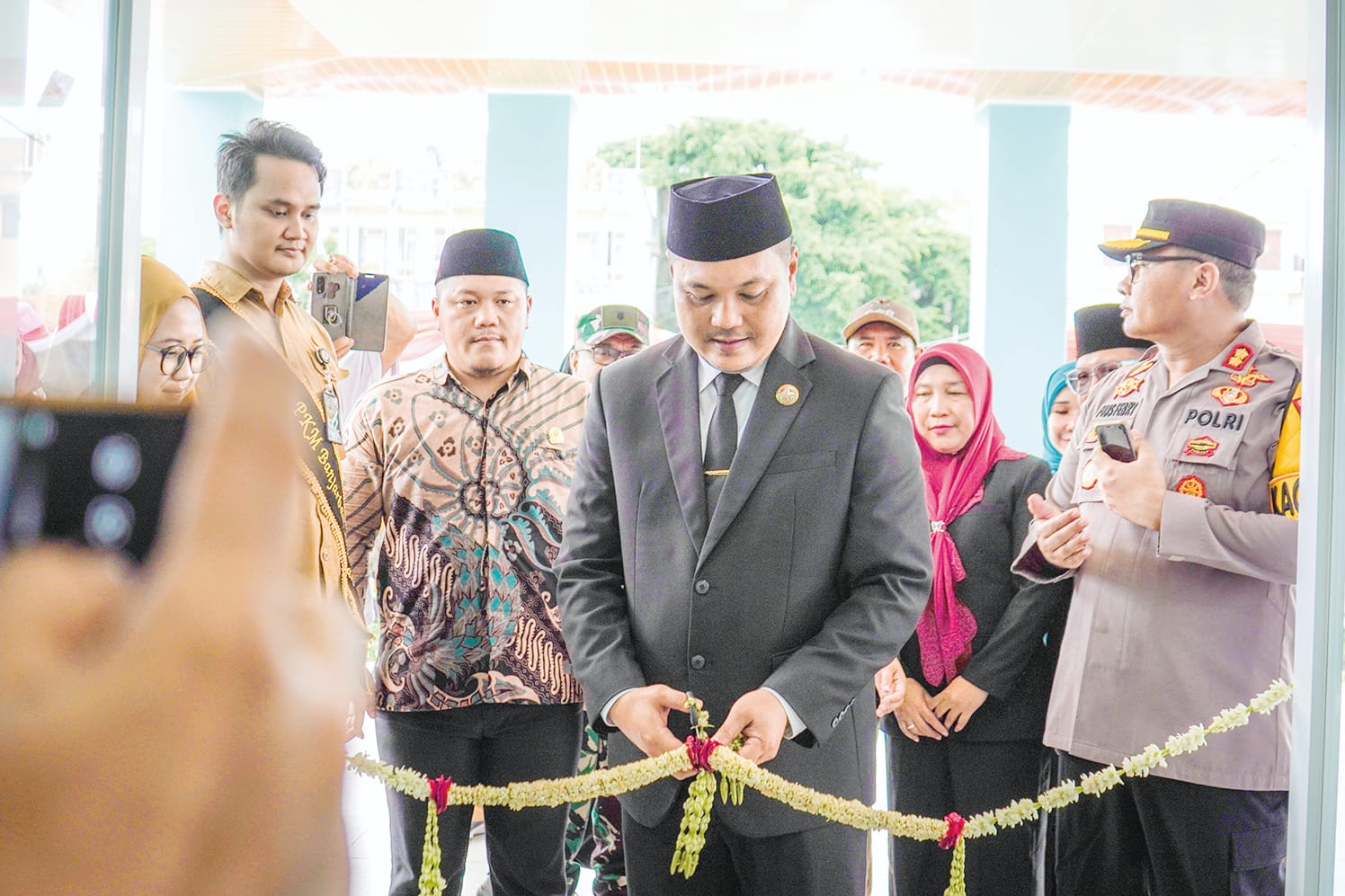 POTONG PITA:Wali Kota Banjarbaru HM Aditya Mufti Ariffin melakukan pemotongan pita peresmian gedung Puskesmas Banjarbaru Selatan.(MC BANJARBARU UNTUK RADAR BANJARMASIN)