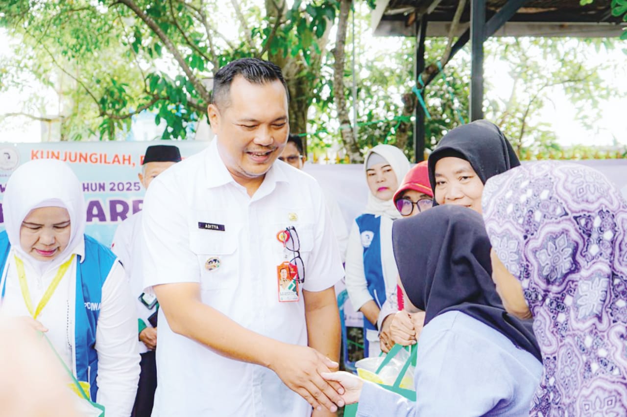 MENYAPA:Wali Kota Banjarbaru, Aditya Mufti Ariffin bersalaman dengan pengunjung pasar murah mandiri. (MC BANJARBARU UNTUK RADAR BANJARMASIN)