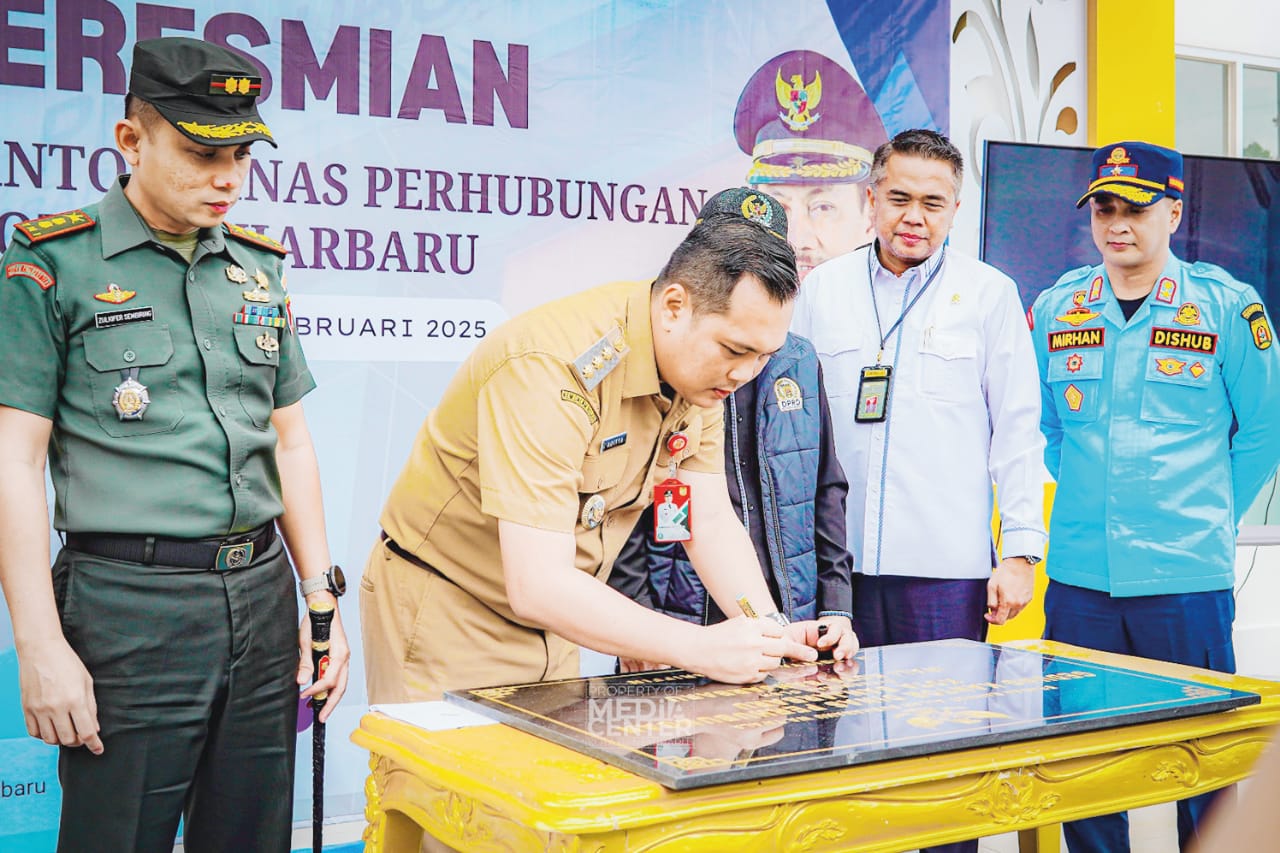 PRASASTI:Wali Kota Banjarbaru, HM Aditya Mufti Ariffin menandatangani prasasti peresmian Gedung Kantor Dinas Perhubungan Kota Banjarbaru.(MC BANJARBARU UNTUK RADAR BANJARMASIN)