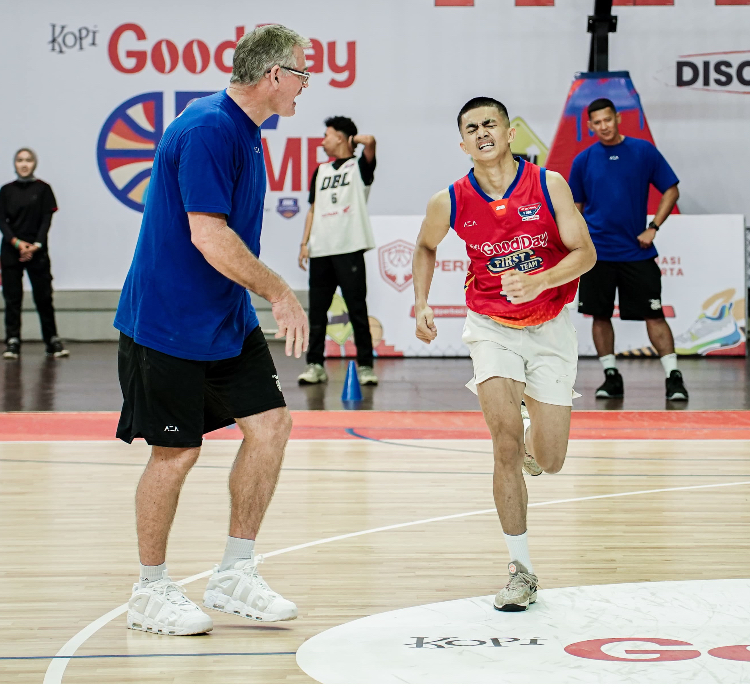 Danu Satria usai mencatat rekor 125 lap di sesi Beep Test DBL Camp 2025 di GOR Soemantri Brodjonegoro, Jakarta. Pemain SMA Don Bosco Banjarmasin itu menjadi Raja Beep Test putra tahun ini. (Dok. DBL)