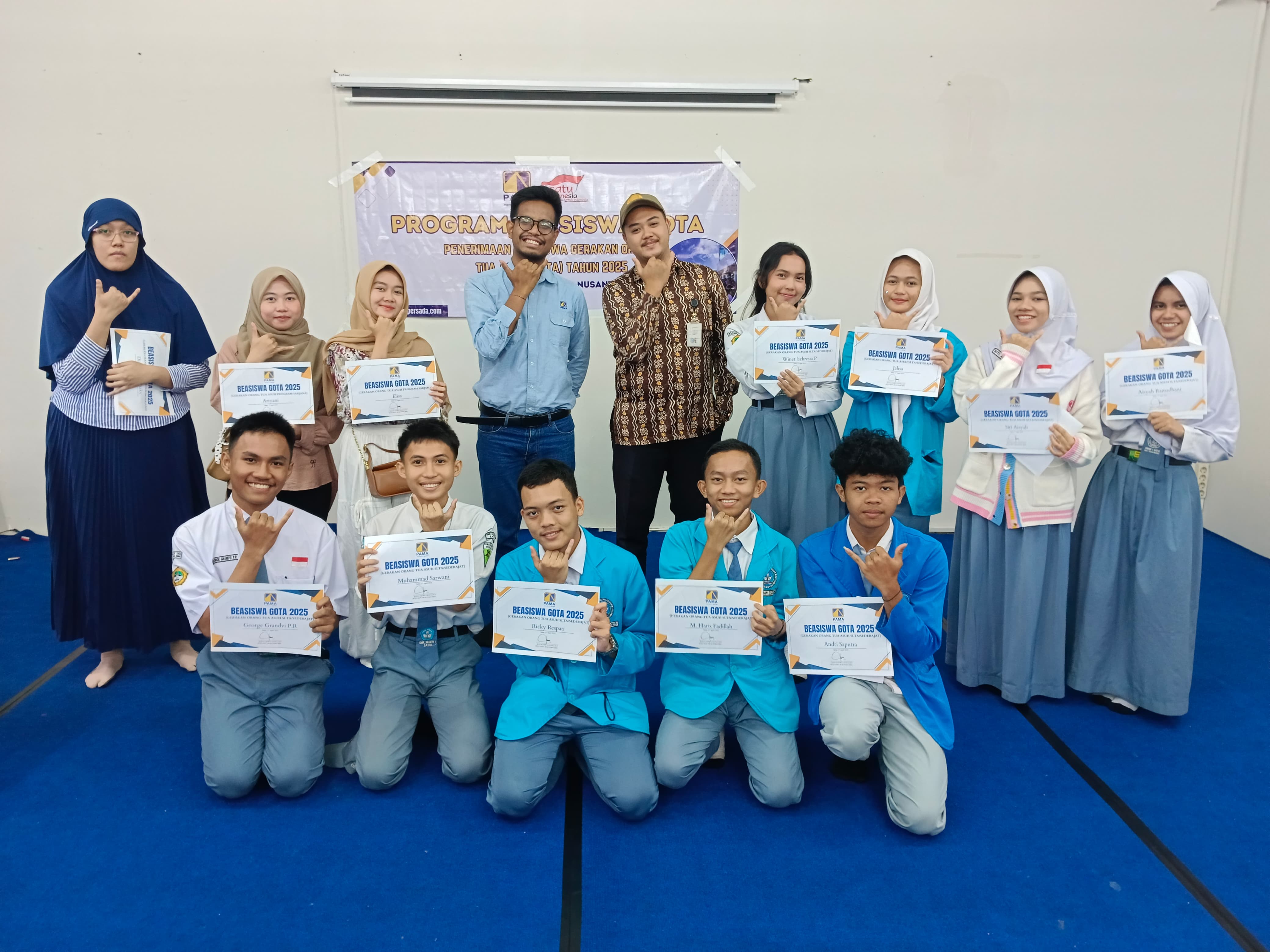BEASISWA: PAMA ARIA bersama pelajar dan mahasiswa berprestasi yang mendapatkan beasiswa GOTA 2025.