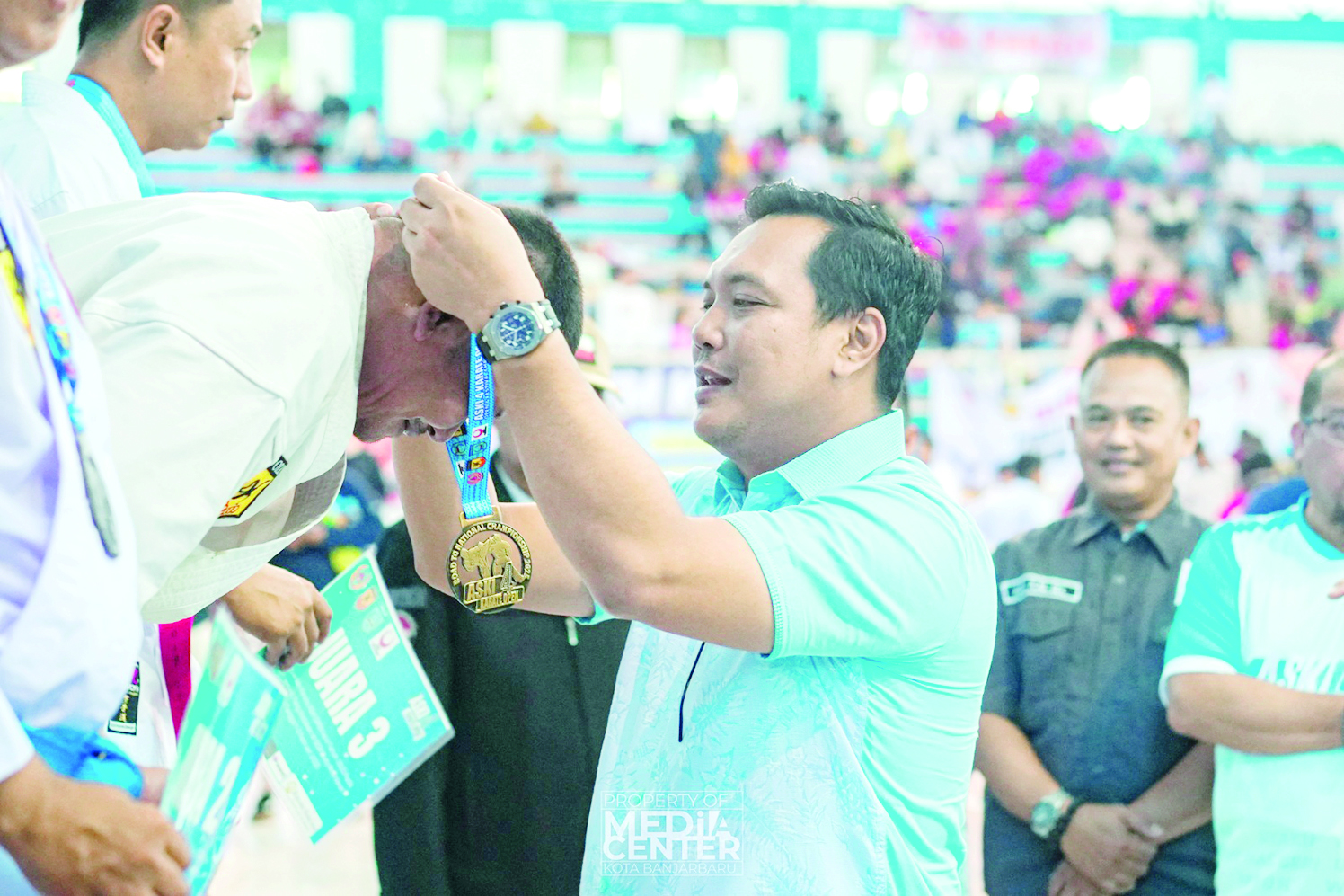 JUARA:Wali Kota Banjarbaru HM Aditya Mufti Ariffin saat mengalungkan medali kepada atlet berprestasi.(MC BANJARBARU UNTUK RADAR BANJARMASIN)