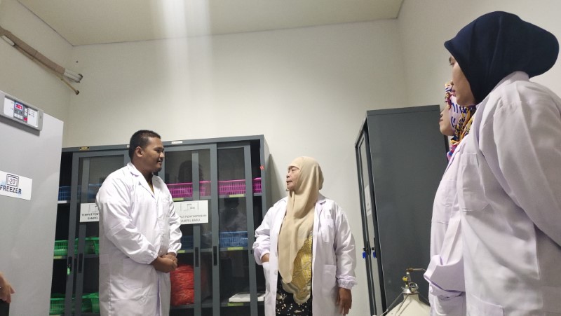 TIM ASESOR: Asesor Kepala Susy Lahtiani dari Komite Akreditasi Nasional (KAN) melakukan asesmen akreditasi pada ruang penyimpanan sampel pada Laboratorium Terpadu ULM Banjarmasin