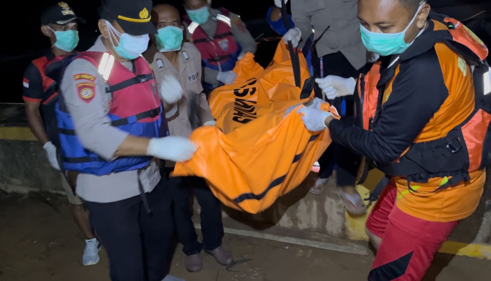 EVAKUASI: Tim gabungan mengevakuasi jenazah nelayan di laut Desa Labuan Mas. Foto: Humas Polres Kotabaru.