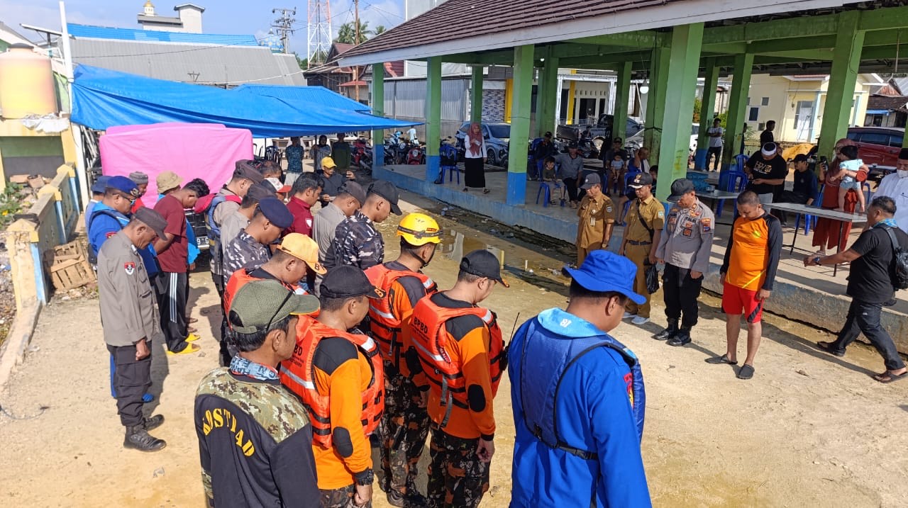 PERSIAPAN PENCARIAN: Apel sebelum dilakukannya pencarian nelayan yang hilang di Desa Tanjung Seloka.