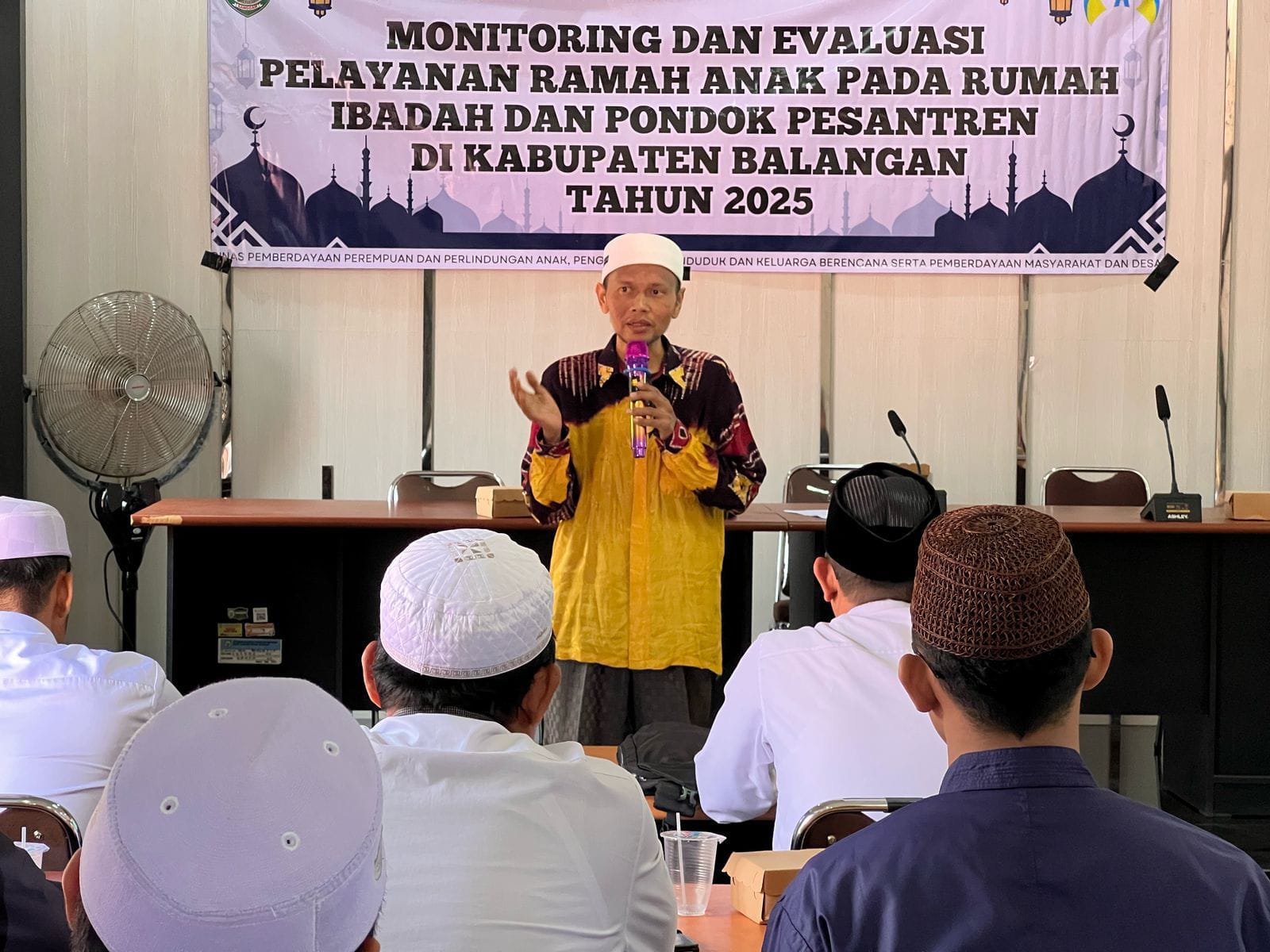 JELASKAN: Penerapan prinsip ramah anak di pondok pesantren sedang dievaluasi Pemkab Balangan untuk meraih predikat Kabupaten Layak Anak (KLA). (Foto: Sahrudin untuk Radar Banjarmasin)