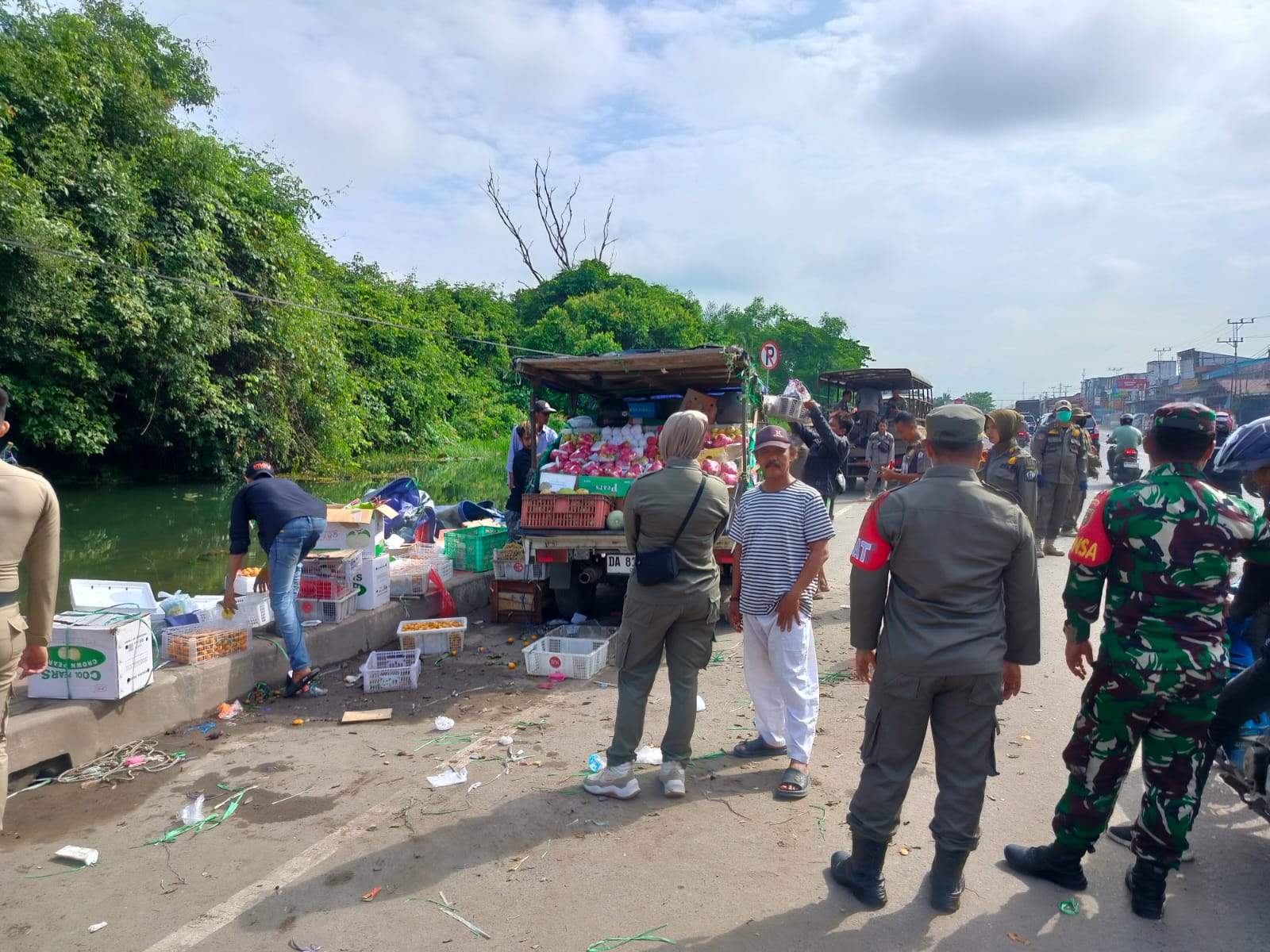 TETAP BANDEL: Buah-buahan dan peralatan pedagang seperti payung dan lampu diamankan Satpol PP Batola. (Foto: Maulana/Radar Banjarmasin)