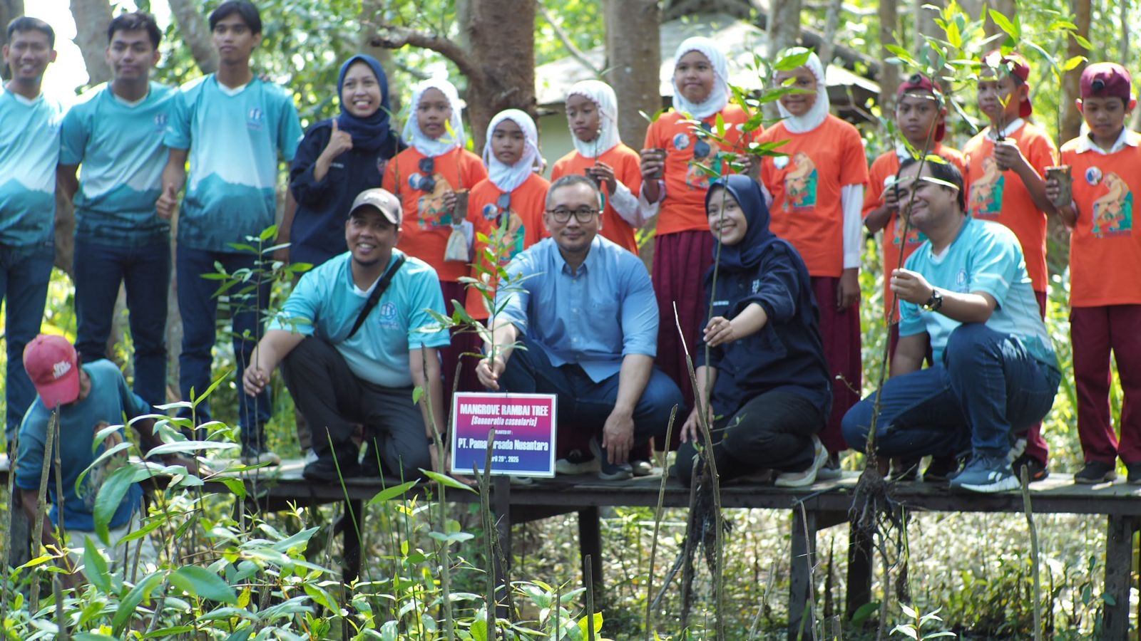 TANAM: Penanaman pohon mangrove rambai dilakukan bersama untuk mendukung habitat bekantan, maskot khas Kalimantan Selatan