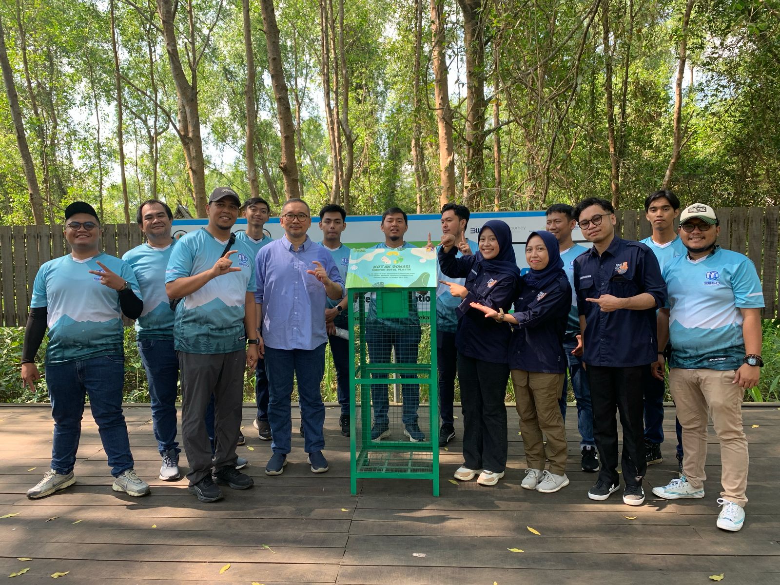 DONASI: PT PAMA menyerahkan kotak donasi sampah plastik sebagai bagian dari gerakan diet plastik di Pulau Curiak.