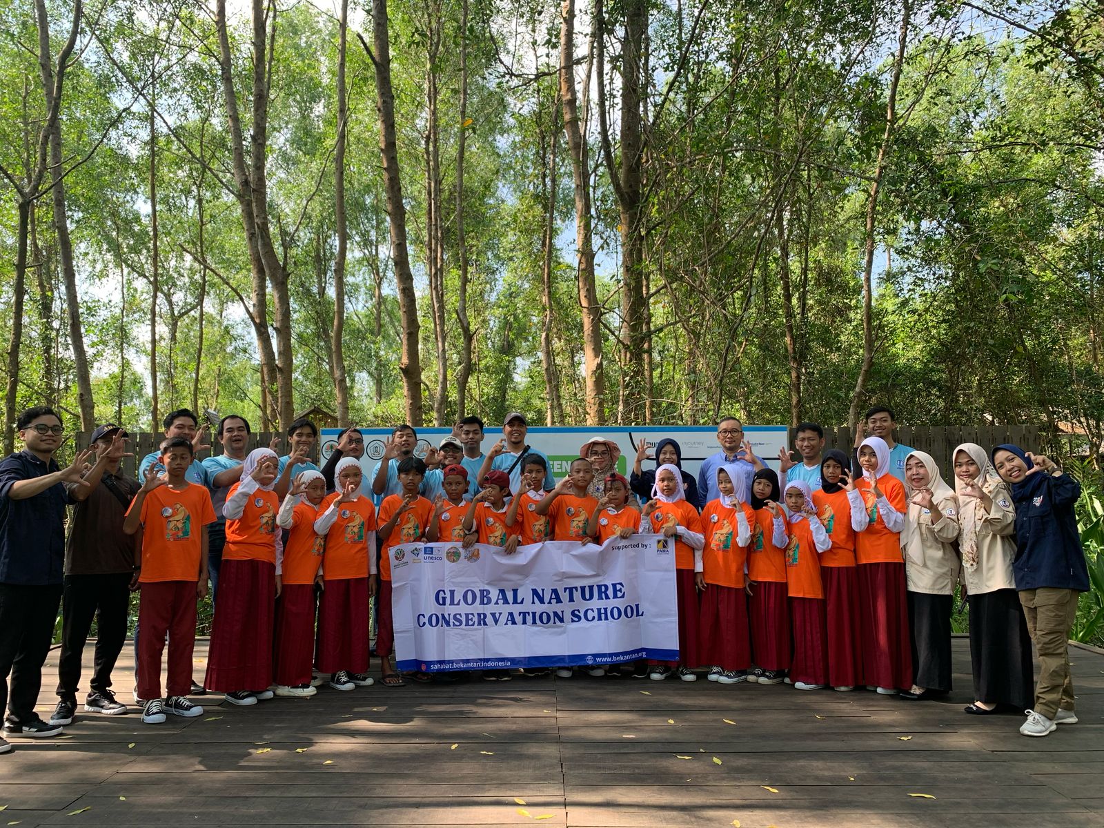 SEJAK DINI: Siswa SDN Anjir Serapat Muara I.2 mengikuti edukasi lingkungan di Pulau Curiak, belajar langsung pentingnya konservasi sejak dini