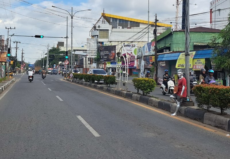 PENGEMIS: Potret manusia silver yang tengah meminta di perempatan lampu merah Jalan S. Parman, Banjarmasin Utara.