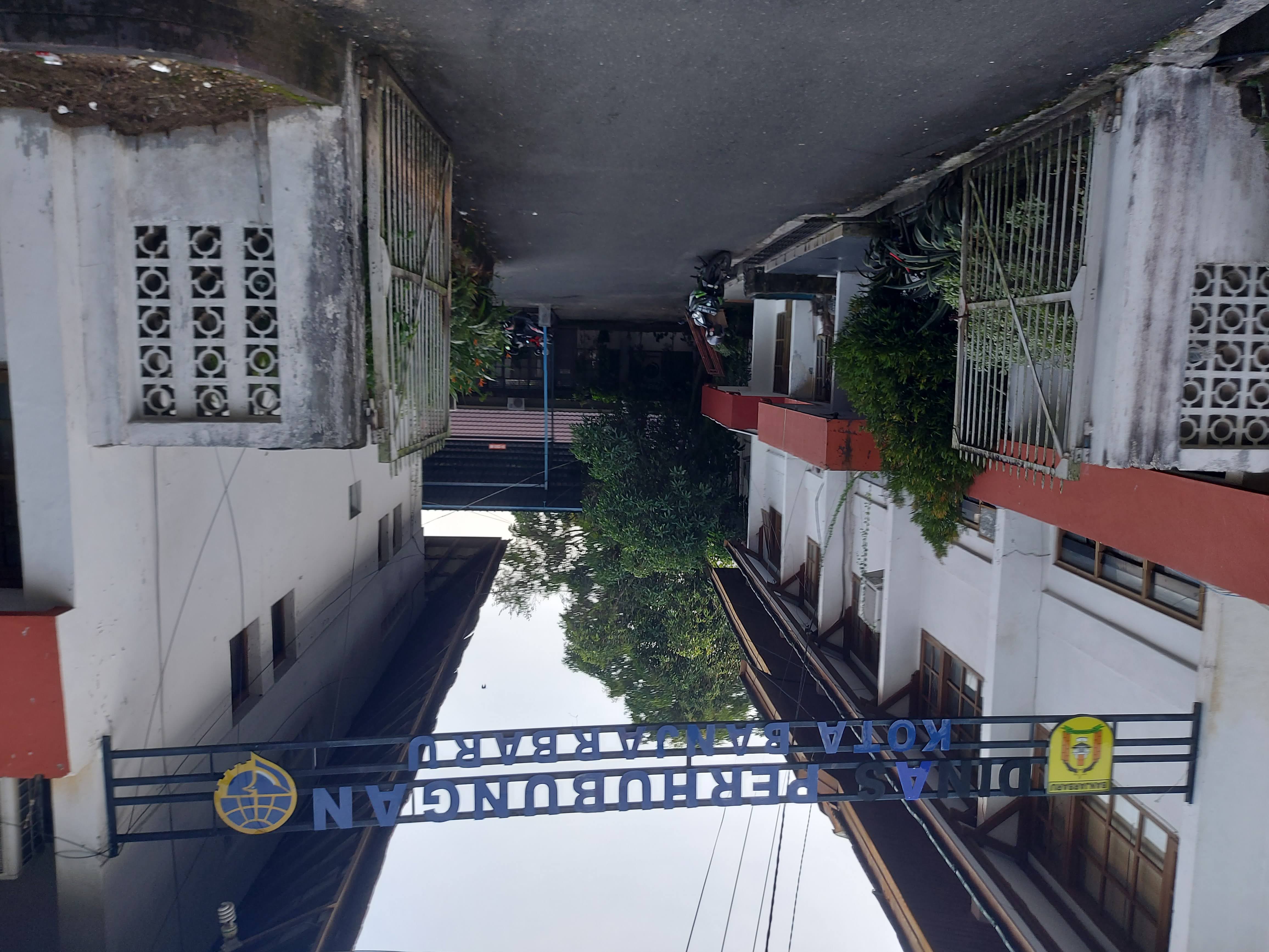 BAKAL DIROMBAK: Kondisi bangunan eks Dinas Perhubungan Banjarbaru yang rencananya dirombak jadi rumah dinas Wali Kota Banjarbaru.
