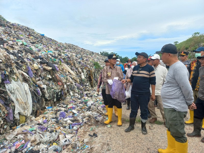 BERSIH-BERSIH: Wali Kota Banjarmasin, Muhammad Yamin dan Kabid Kebersihan dan Pengelolaan Sampah DLH Banjarmasin, Marzuki di TPA Basirih.
