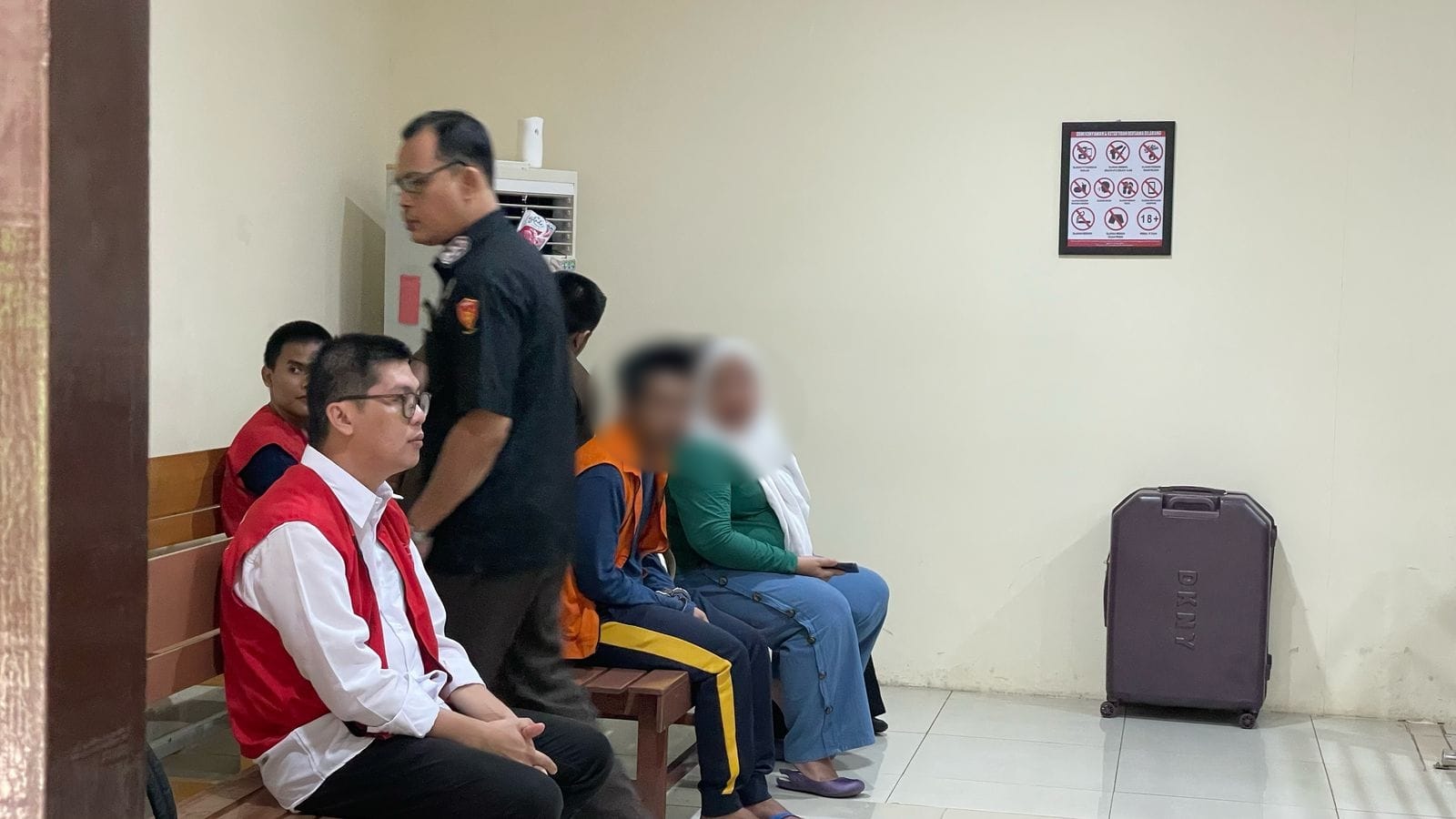 PERSIDANGAN:Terdakwa Dirga (rompi merah) saat berada di ruang persidangan Pengadilan Negeri Banjarmasin.(Foto:Maulana/Radar Banjarmasin)