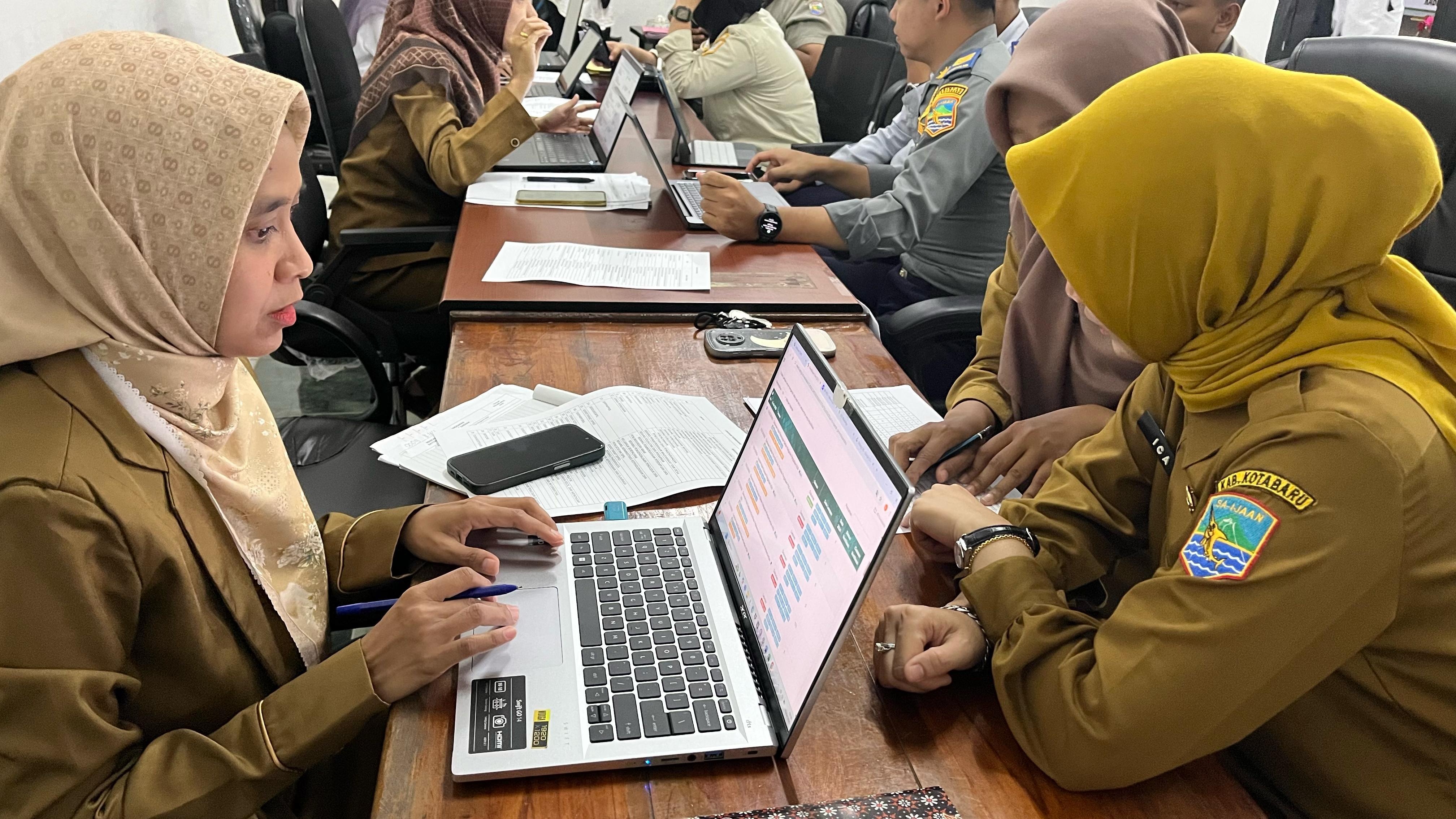 VERIFIKASI: Verifikasi dan Validasi data Statustik di Diskominfo Kotabaru.(Foto: Diskominfo Kotabaru)
