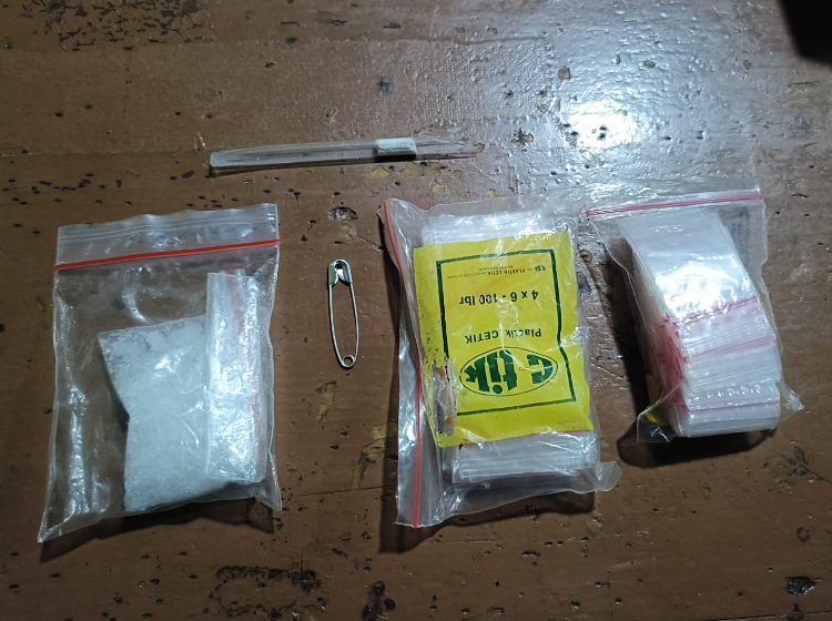 Tersangka Rudi ditahan di Mapolsek Banjarmasin Timur. Inilah barang bukti yang disita dari rumahnya. (Polsek Bantim untuk Radar Banjarmasin)