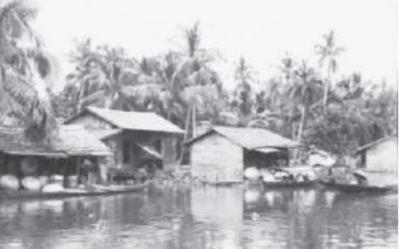 ZAMAN DULU: Warung terapung yang menjual tanggui dan keperluan masyarakat lainnya di wilayah Kuin, Banjarmasin yang sering dikunjungi wisatawan pada Zaman Hindia Belanda. Sumber: KITLV.
